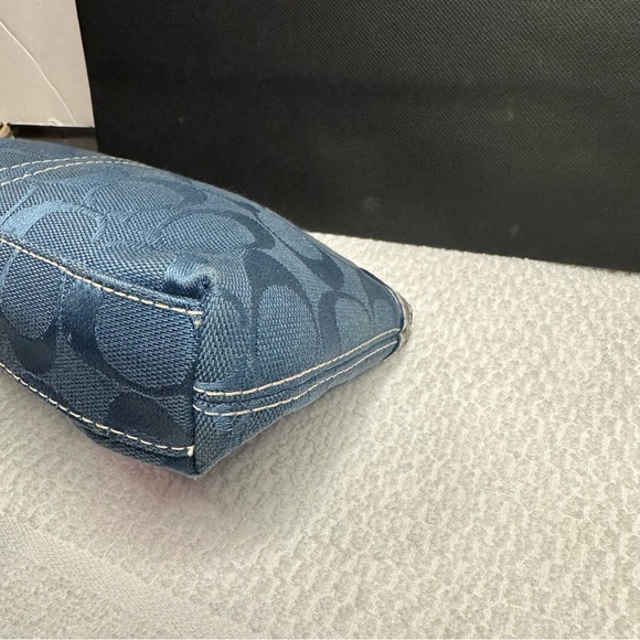 Y2K Coach Blue signature Turnlock wristlet - Picture 11 of 13